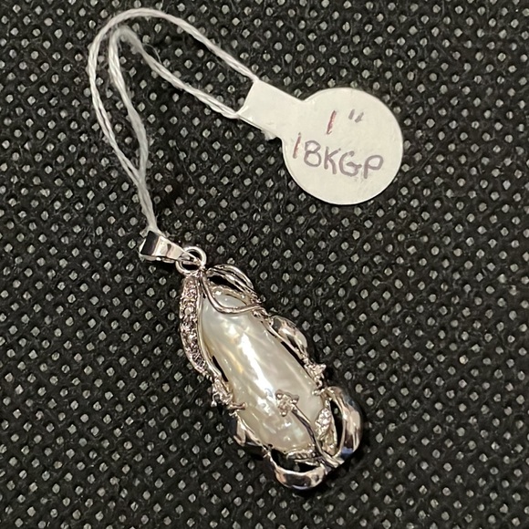 NWT Stunning Mother of Pearl Pendant - Picture 5 of 5